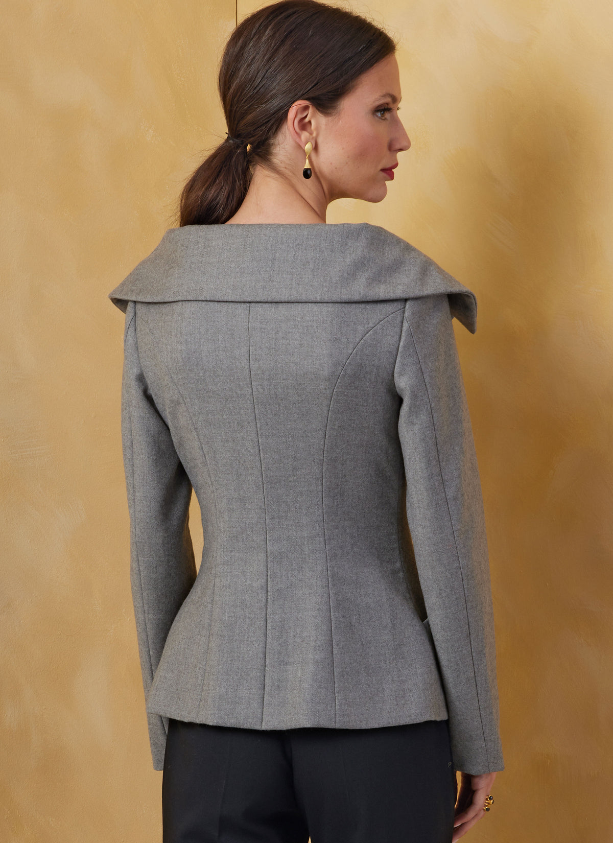 Vogue Patterns V2073 pattern envelope showing the jacket designs