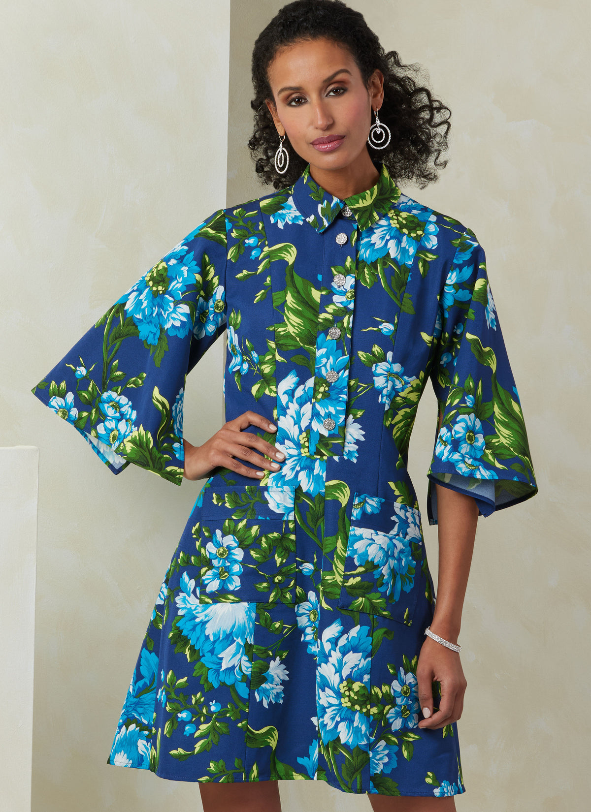 Vogue Patterns V2083 pattern envelope showing the dress designs