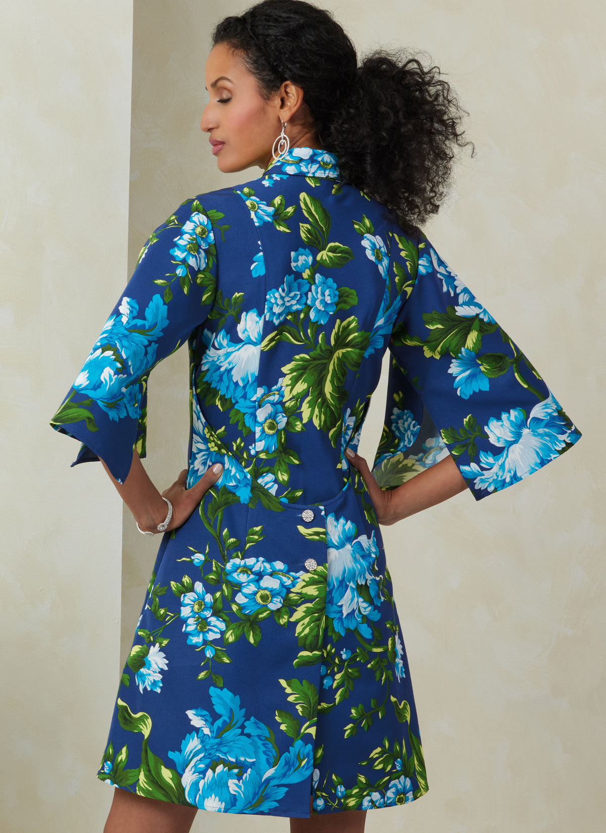 Vogue Patterns V2083 pattern envelope showing the dress designs