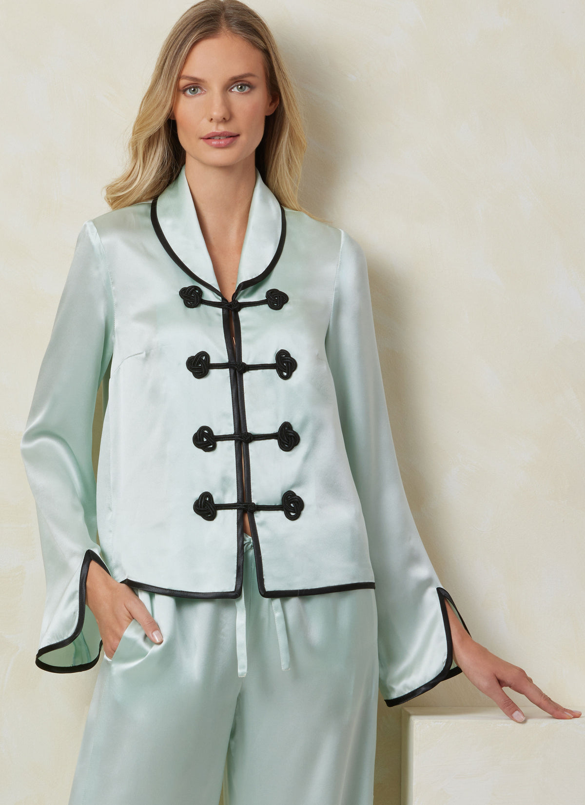 Vogue Patterns V2099 envelope showing the sleepwear top designs
