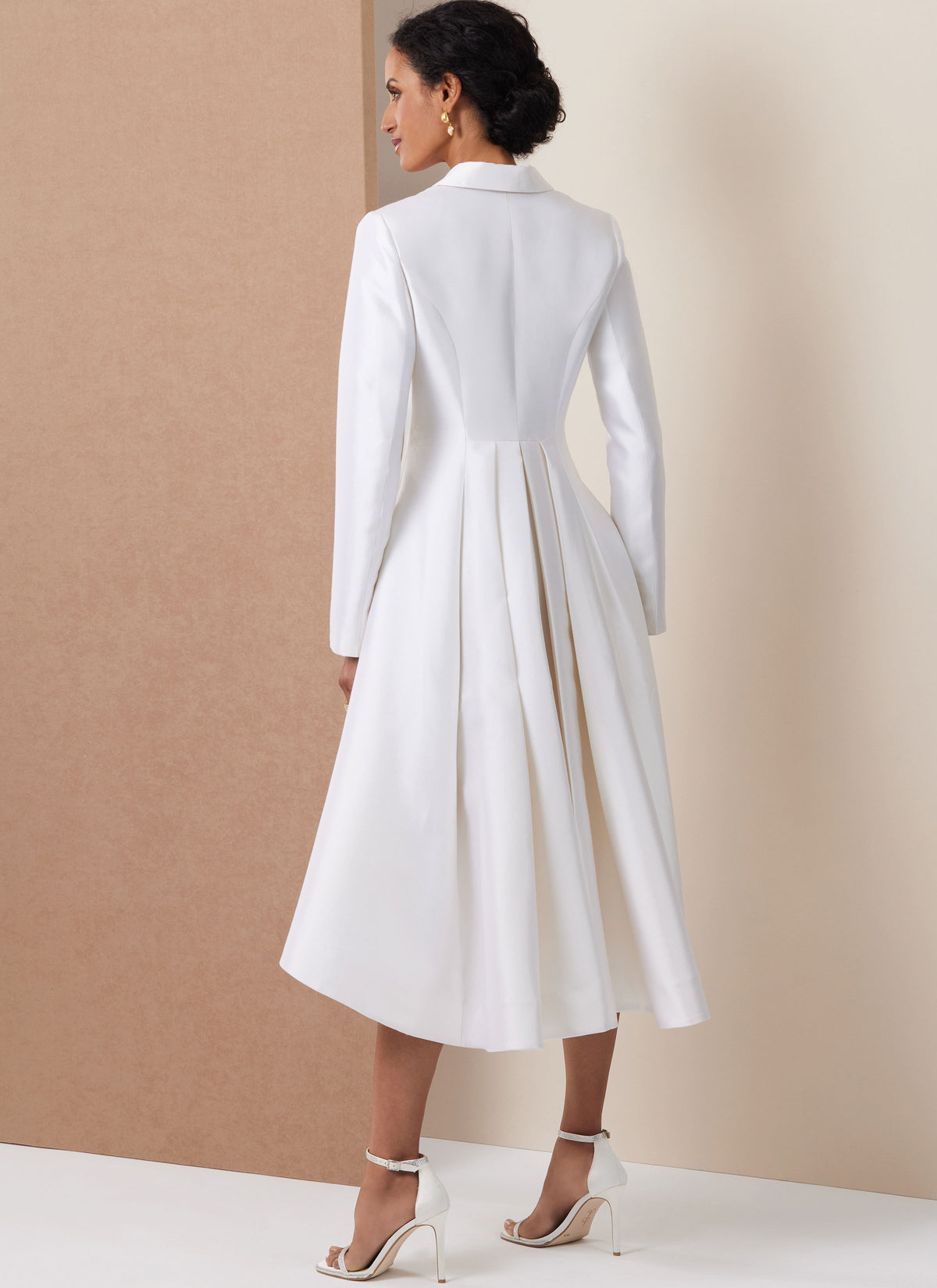Vogue Patterns V2125 envelope showing the coat dress designs