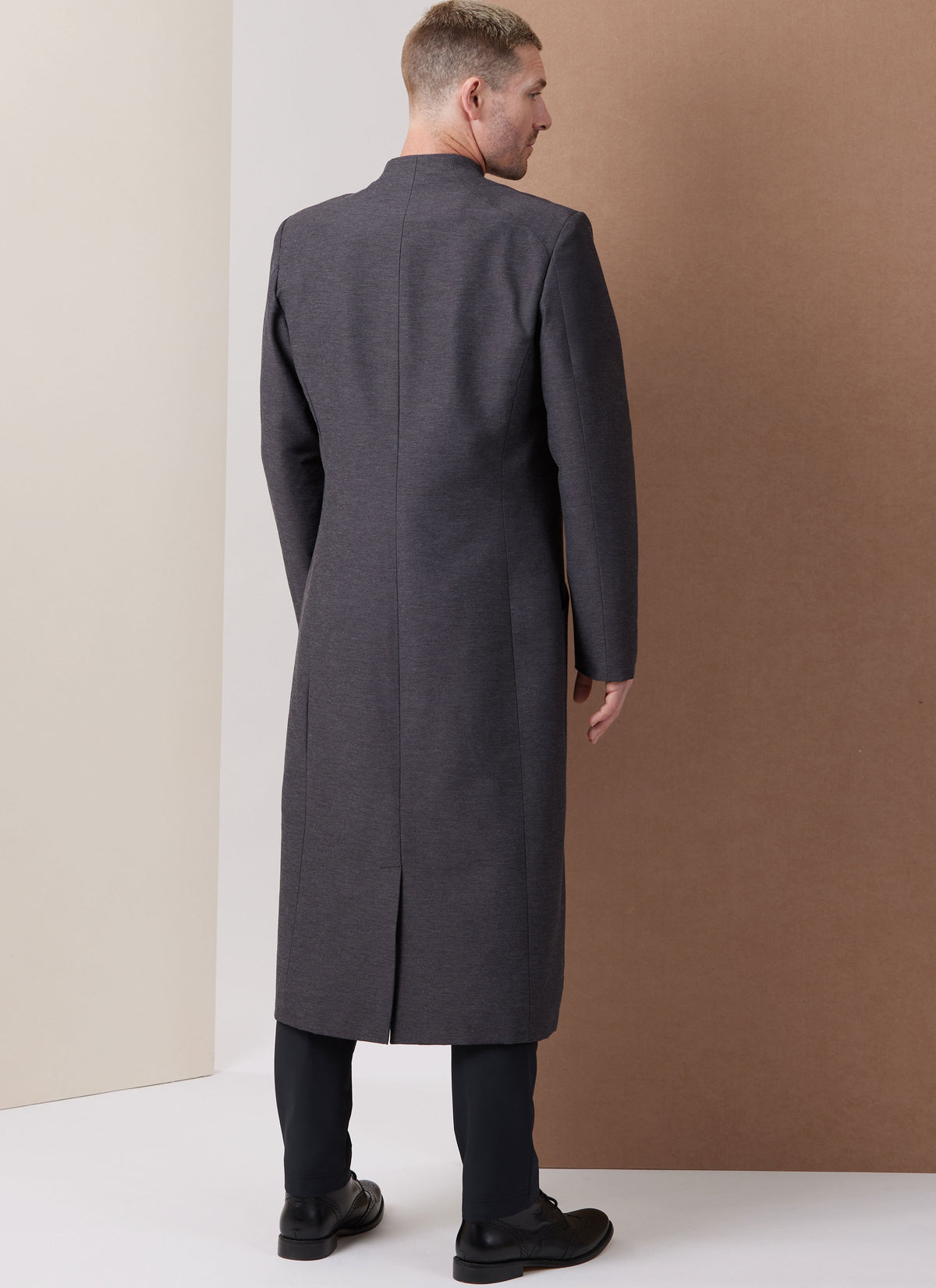Vogue Patterns V2141 envelope showing a men's lined jacket
