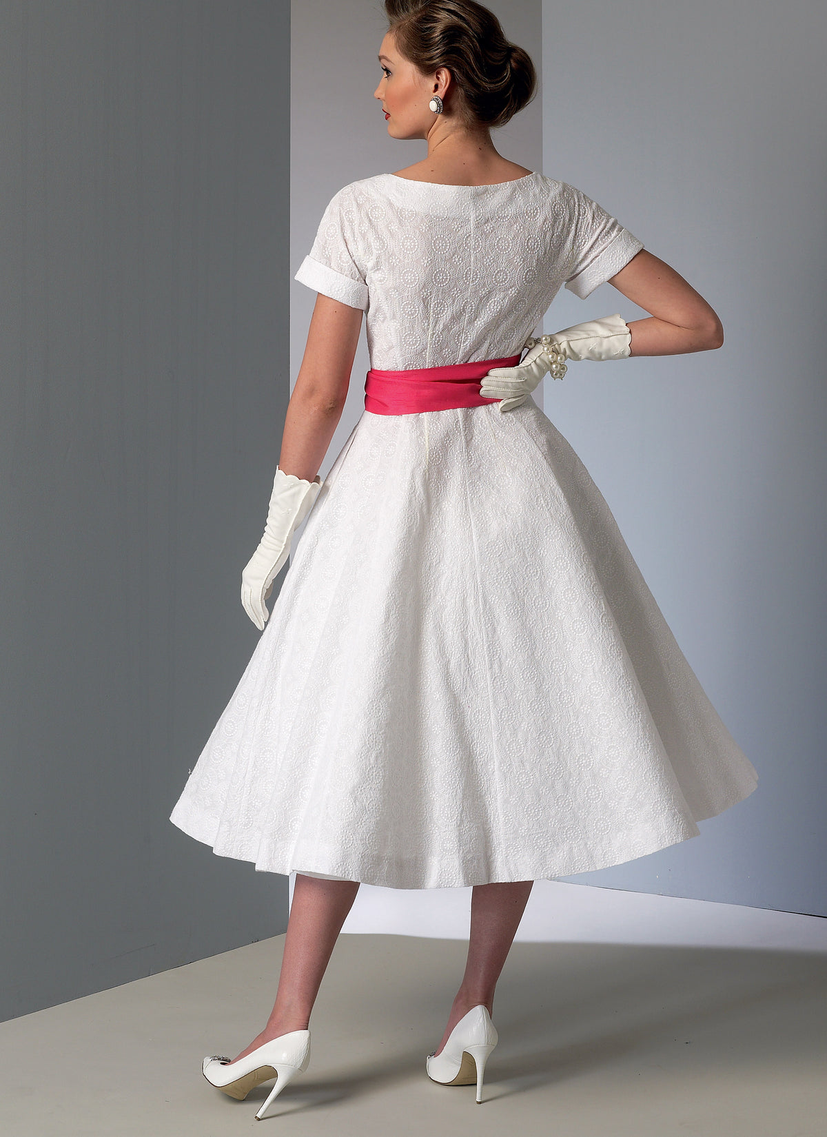 Vogue Patterns V9105 envelope showing misses' loose-fitting dress designs